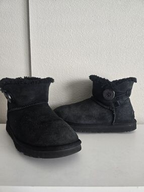 UGG Baily Button Shoes Size 6 Black